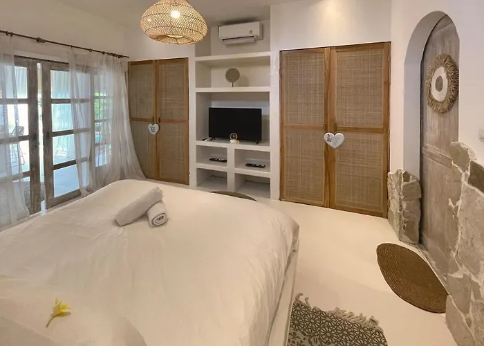 Tropical 2br Private W Pool Near Pererenan Beach,